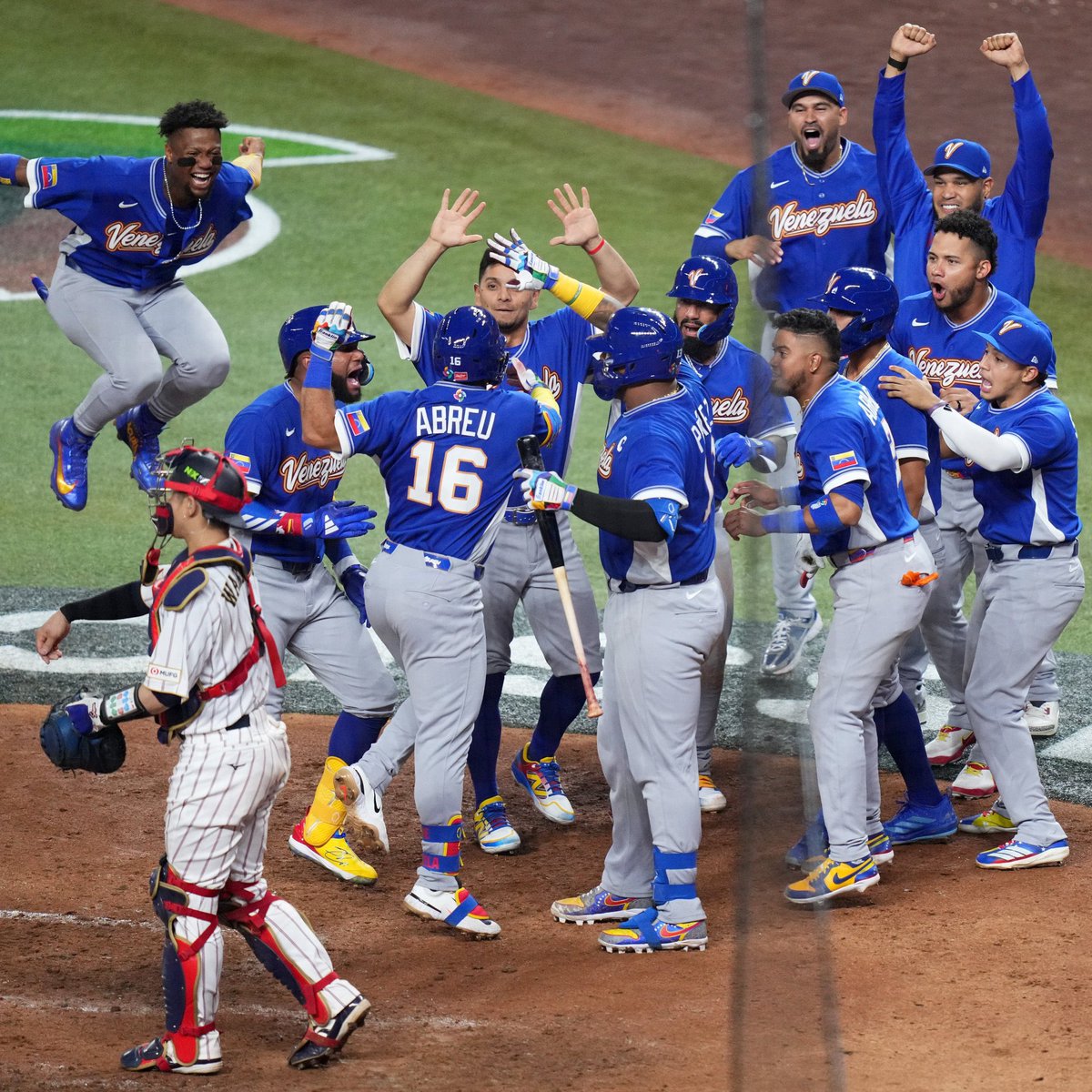¡Esto es VENEZUELA!

Nuestra querida selección de béisbol se impuso anoche ante el campeón Japón y ahora va contra Italia en las semifinales del Clásico Mundial. 

¡Qué orgullo, muchachos! 

Todo el país con ustedes. 🇻🇪🙏🏼💪🏻

Arriba la #ArepaPower 🫓