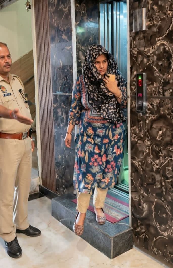 अलीगढ़ : होटल में आशिक संग रंगरलियां मना रही थी पत्नी‚ पति ने रंगे हाथ पकड़ा। होटल से गिरफ्तारी का वीडियो कमेंट बॉक्स में देखें। ⤵️