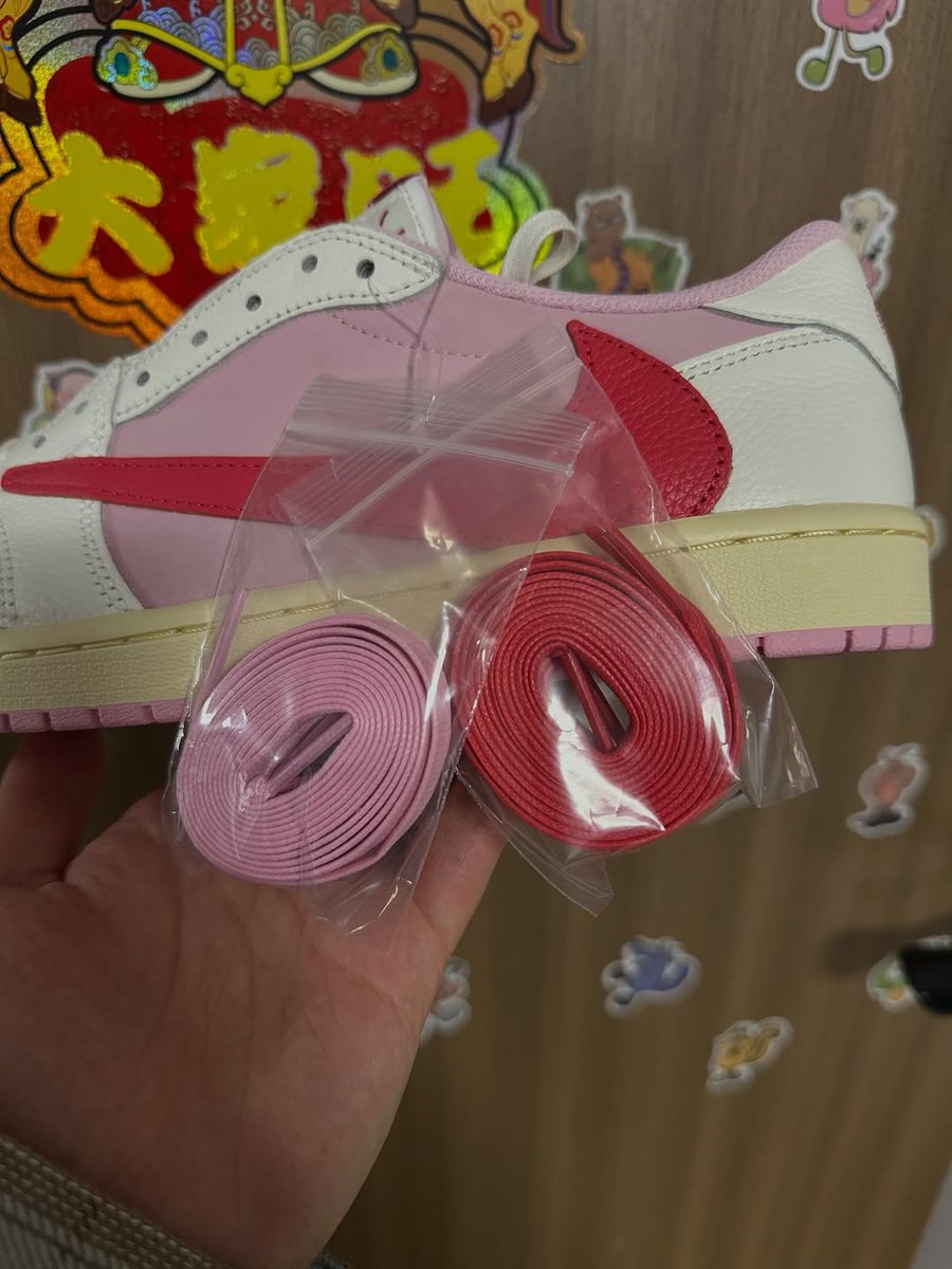 JustFreshKicks's tweet photo. Travis Scott x Air Jordan 1 Low OG “Tropical Pink” Drops May 22nd 💗

Details: https://t.co/Cl0gLJySUY https://t.co/MWkTg8sK4H