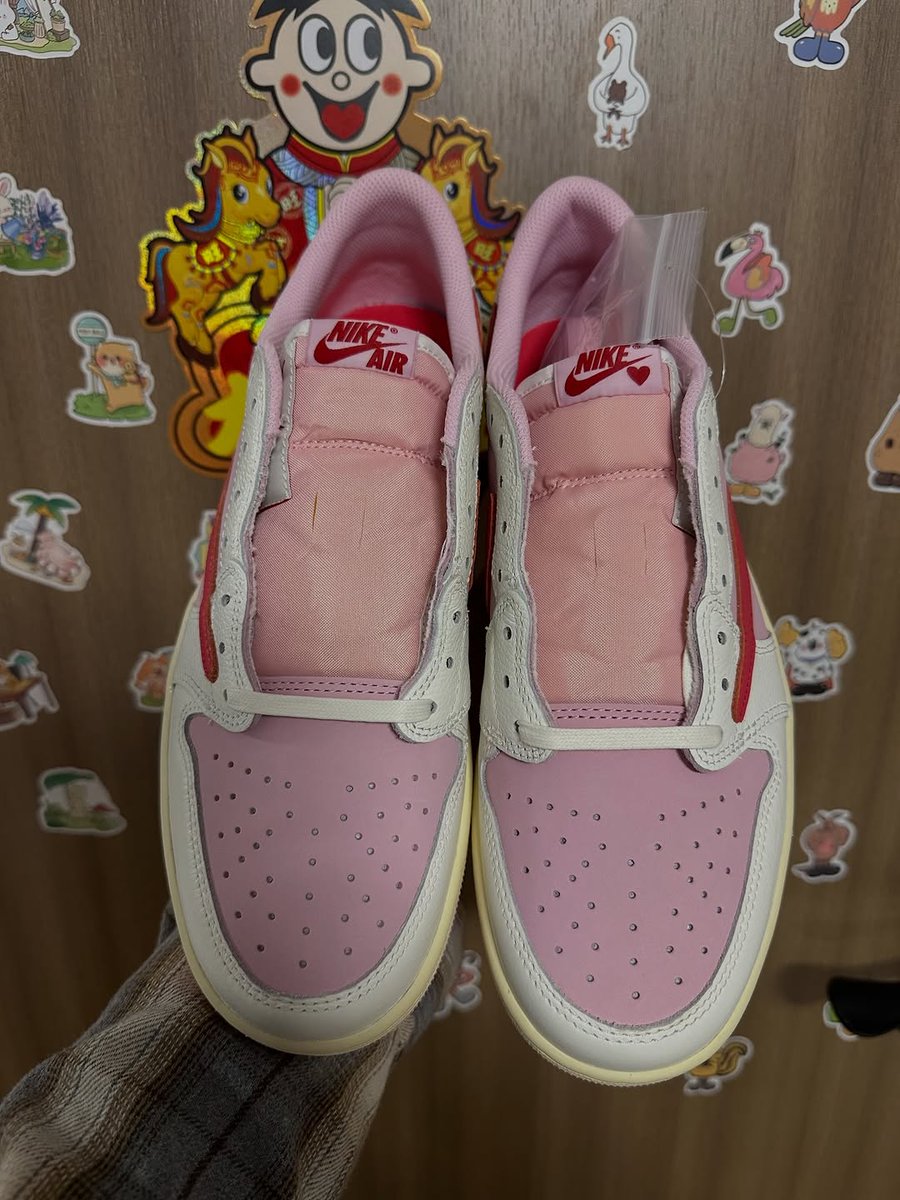 JustFreshKicks's tweet photo. Travis Scott x Air Jordan 1 Low OG “Tropical Pink” Drops May 22nd 💗

Details: https://t.co/Cl0gLJySUY https://t.co/MWkTg8sK4H