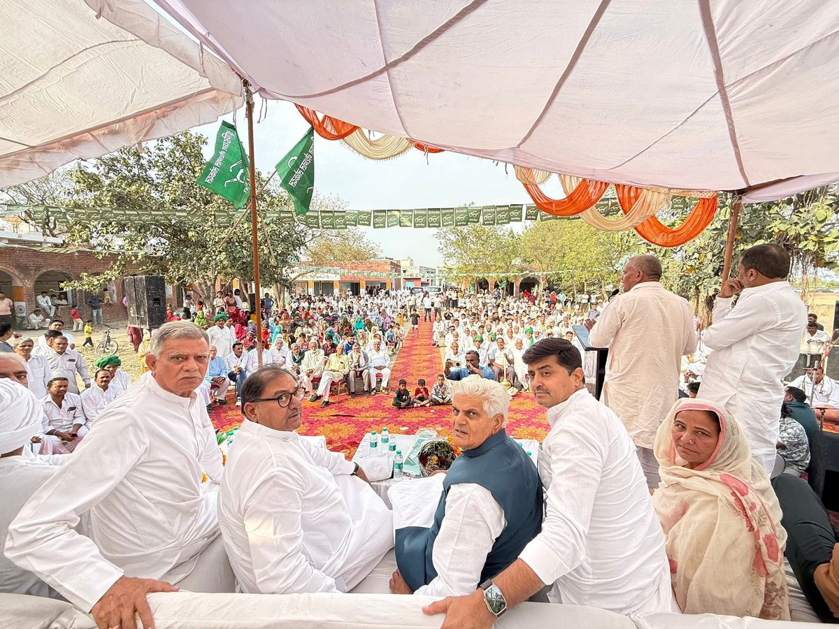 AbhaySChautala's tweet photo. आज जींद के मनोहरपुर में बुजुर्गों द्वारा उनके अधिकारों के लिए आवाज बुलंद और जीतने के उपलक्ष्य में आयोजित सम्मान समारोह में शिरकत कर उनका आशीर्वाद प्राप्त किया…

म्हारे बुजुर्ग हमारे समाज की धरोहर हैं। उनके संघर्ष, अनुभव और मार्गदर्शन से ही समाज को सही दिशा मिलती है।

आप सभी का स्नेह और आशीर्वाद यूँ ही मिलता रहे, यही मेरी कामना है।