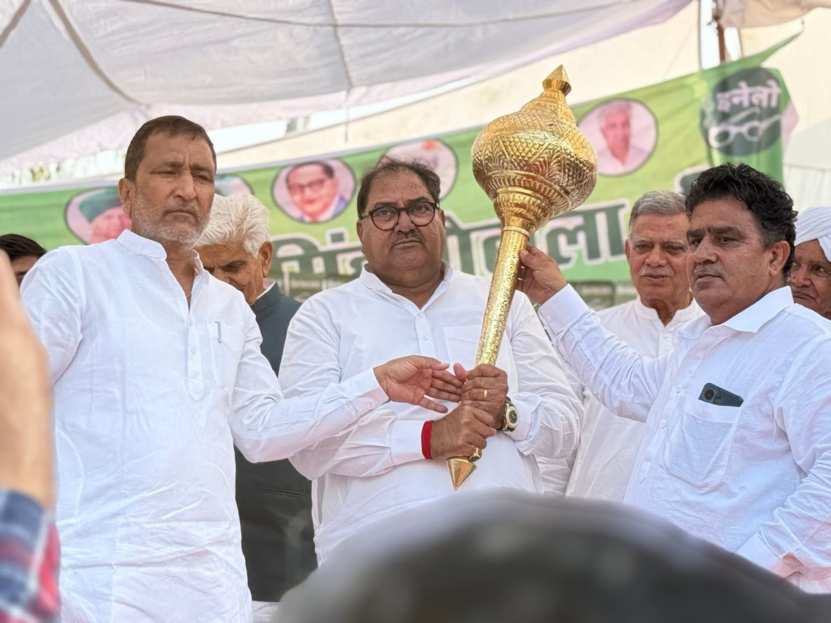 AbhaySChautala's tweet photo. आज जींद के मनोहरपुर में बुजुर्गों द्वारा उनके अधिकारों के लिए आवाज बुलंद और जीतने के उपलक्ष्य में आयोजित सम्मान समारोह में शिरकत कर उनका आशीर्वाद प्राप्त किया…

म्हारे बुजुर्ग हमारे समाज की धरोहर हैं। उनके संघर्ष, अनुभव और मार्गदर्शन से ही समाज को सही दिशा मिलती है।

आप सभी का स्नेह और आशीर्वाद यूँ ही मिलता रहे, यही मेरी कामना है।