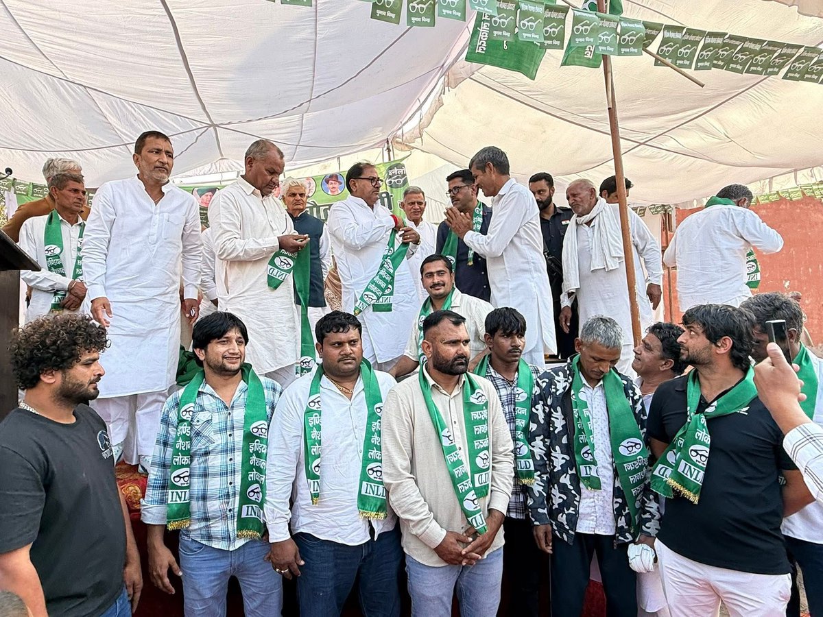 AbhaySChautala's tweet photo. आज जींद के मनोहरपुर में बुजुर्गों द्वारा उनके अधिकारों के लिए आवाज बुलंद और जीतने के उपलक्ष्य में आयोजित सम्मान समारोह में शिरकत कर उनका आशीर्वाद प्राप्त किया…

म्हारे बुजुर्ग हमारे समाज की धरोहर हैं। उनके संघर्ष, अनुभव और मार्गदर्शन से ही समाज को सही दिशा मिलती है।

आप सभी का स्नेह और आशीर्वाद यूँ ही मिलता रहे, यही मेरी कामना है।