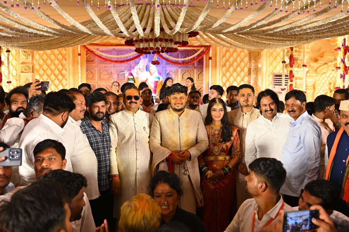 ಇಂದು ನನ್ನ ಜ್ಯೇಷ್ಠ ಪುತ್ರ ಚಿ I ರಾಮನಗೌಡ ಪಾಟೀಲ್ , ಚಿ I ಕುಂ I ಸೌ I ಕಾಂ  I ಅಬೋಲಿ ಅವರೊಂದಿಗೆ ವೈವಾಹಿಕ ಜೀವನಕ್ಕೆ ಕಾಲಿಟ್ಟಿದ್ದಾರೆ . 

ನಿಮ್ಮೆಲ್ಲರ ಶುಭ ಹಾರೈಕೆ, ಆಶೀರ್ವಾದ ನವ ವಧು ವರರ ಮೇಲಿರಲಿ