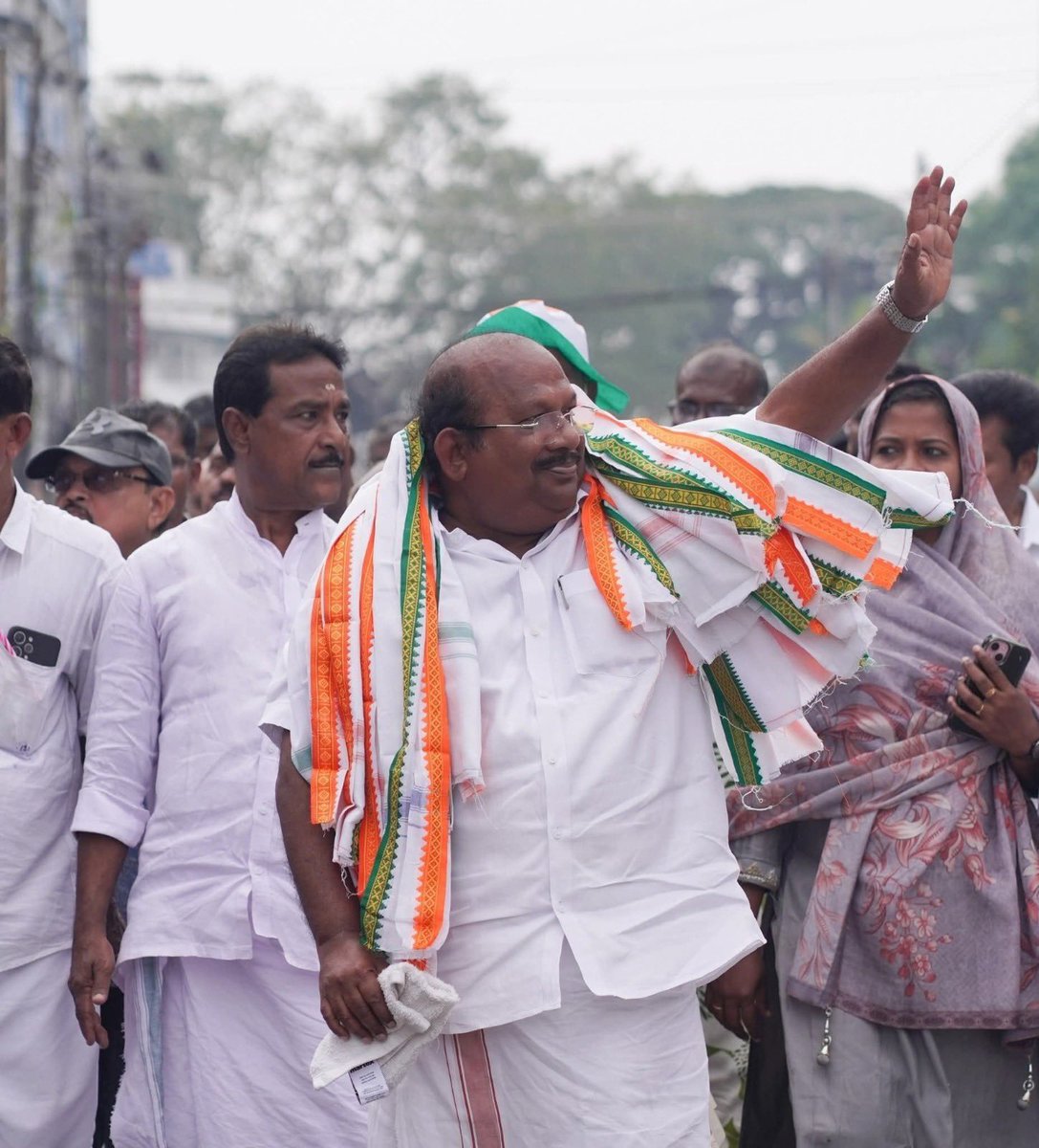 ഈ ചെറിയ മനുഷ്യൻ യുഡിഫ് നു വേണ്ടി കൊല്ലം കോർപ്പറേഷൻ പിടിക്കുമെന്ന് പറഞ്ഞപ്പോ പലരും 
 പുച്ഛിച്ച് തള്ളി പരിഹസിച്ചു പക്ഷെ ഈ മനുഷ്യന്റെ ടീം കൊല്ലത്ത് സിപിഎം ന്റെ നാല് മുൻ മേയർ മാരെ ആണ് തോല്പിച്ചത് അത്രമേൽ വലിയ വിജയം ആണ് കൊല്ലത്ത് യുഡിഫ് നേടിയത് പ്രിയപ്പെട്ട ഹഫീസ് ഇക്ക നിങ്ങൾക്ക്