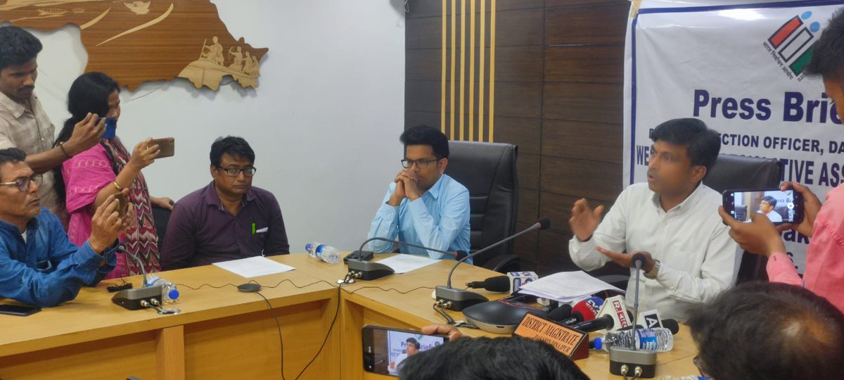 CEOWestBengal's tweet image. DM &amp;amp; DEO Dakshin Dinajpur conducting a press conference regarding the announcement of the General Election to the #WBLA - 2026 today at Dakhin Dinajpur district, West Bengal.
#WestBengalElections2026 
#PressConference
@ECISVEEP @SpokespersonECI 
@PIBKolkata @airnews_kolkata