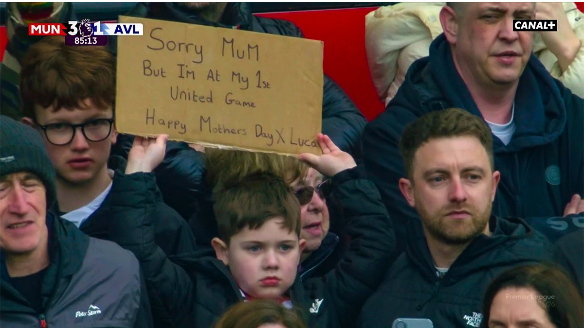 CanalplusFoot's tweet photo. "Désole maman mais je suis à mon 1er match de Manchester United. Joyeuse fête des mères, Luca" 😭

Alors, la maman pardonne ? 😄

#PremierLeague | #MUNAVL https://t.co/iq9ngWhVKX