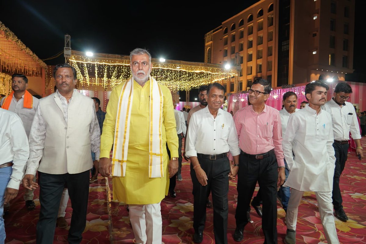 YasikQ's tweet photo. आज माननीय मंत्री  प्रहलाद पटेल जी दमोह में नरेंद्र बजाज जी के यहां विवाह के कार्यक्रम में शामिल हुए https://t.co/LC9Bsx7g0S