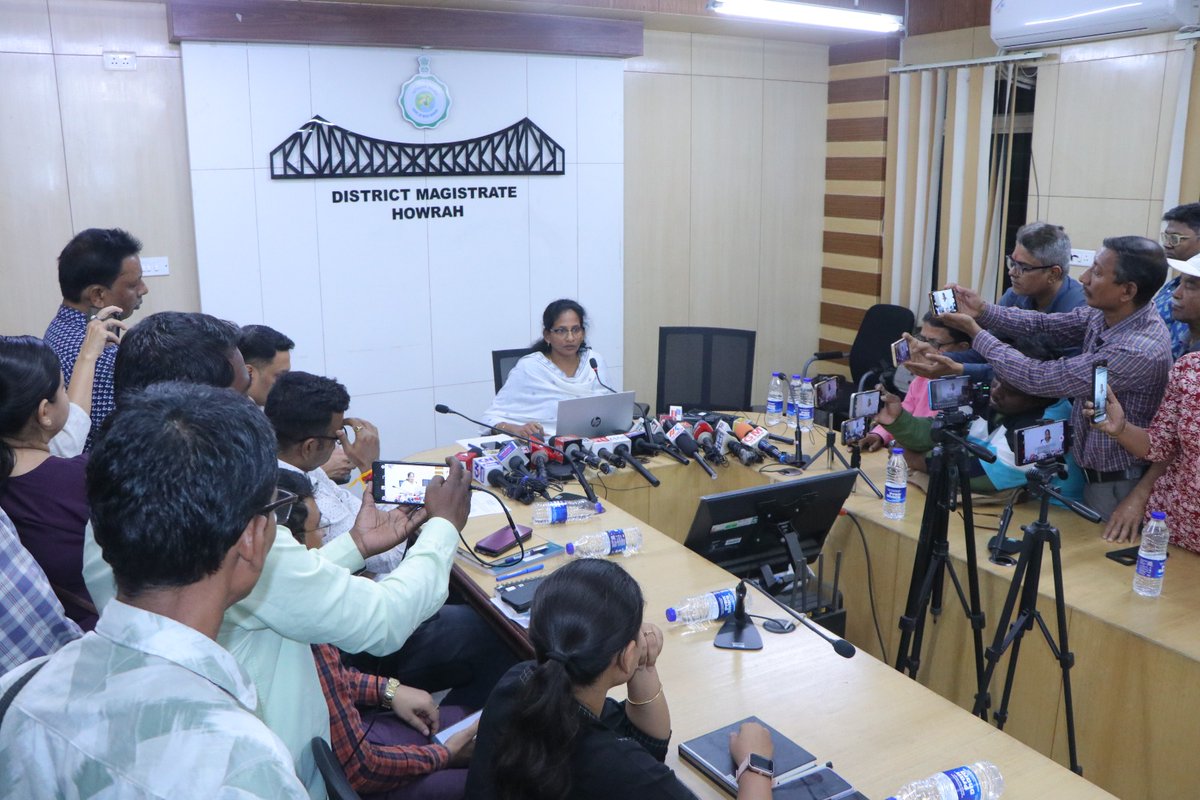 CEOWestBengal's tweet image. Press conference conducting by DM &amp;amp; DEO Howrah regarding the announcement of the General Election to the WBLA 2026 today at Howrah district, West Bengal.
#WestBengalElections2026 
#PressConference

@ECISVEEP @SpokespersonECI 
@PIBKolkata @airnews_kolkata 
@sveephowrah