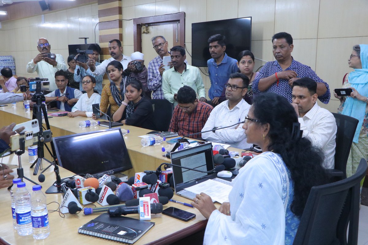CEOWestBengal's tweet image. Press conference conducting by DM &amp;amp; DEO Howrah regarding the announcement of the General Election to the WBLA 2026 today at Howrah district, West Bengal.
#WestBengalElections2026 
#PressConference

@ECISVEEP @SpokespersonECI 
@PIBKolkata @airnews_kolkata 
@sveephowrah
