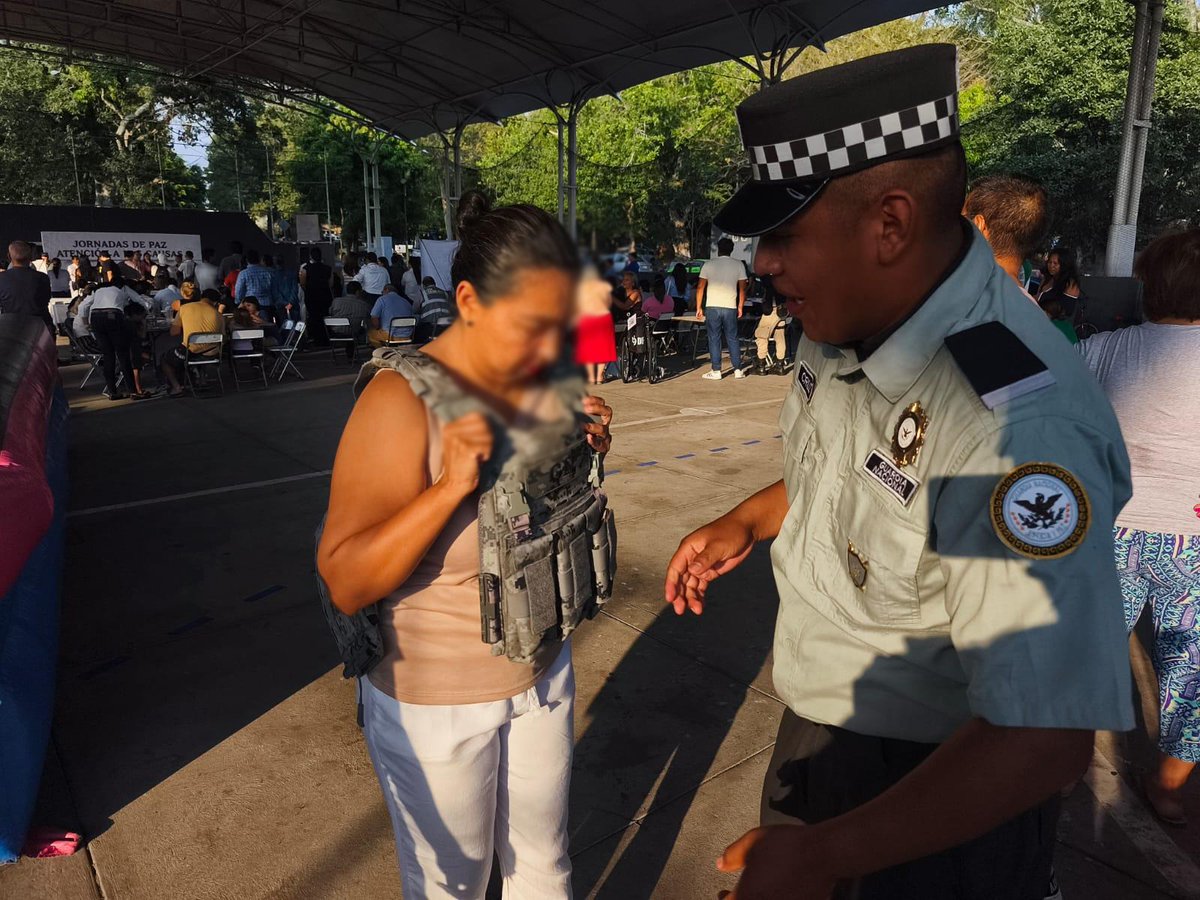 GN_MEXICO_'s tweet image. ¡La seguridad también se construye desde la cercanía!
Como parte de las acciones de proximidad social, en #Colima, personal de la #GuardiaNacional realizó actividades de labor social como servicio de peluquería y exhibición de equipo táctico, donde dieron a conocer las acciones