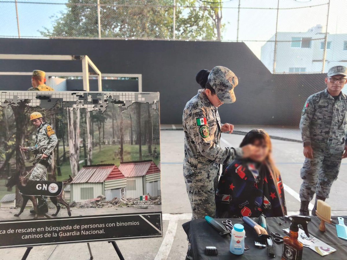 GN_MEXICO_'s tweet image. ¡La seguridad también se construye desde la cercanía!
Como parte de las acciones de proximidad social, en #Colima, personal de la #GuardiaNacional realizó actividades de labor social como servicio de peluquería y exhibición de equipo táctico, donde dieron a conocer las acciones