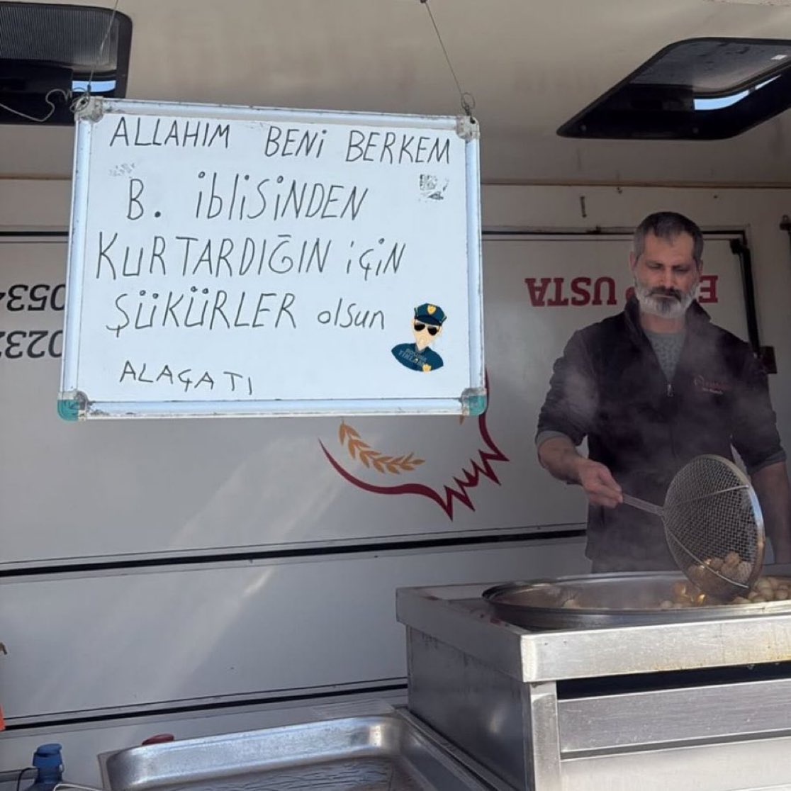 gazetepaparazzi's tweet photo. 😂😂😂
İzmir'de bir kadın, erkek arkadaşından ayrıldığı için #lokma döktürdü;
😂😂😂
“Allah'ım, beni iblisten kurtardığın için şükürler olsun.” https://t.co/Th4Pl9NmeG