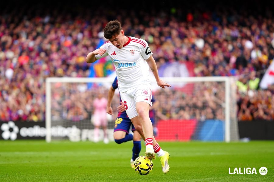 ZonaMixta__'s tweet image. 🗣️ OSO, jugador del @SevillaFC, antes de marcharse al tunel de vestuarios para DAZN. 

🙌 "Nosotros desde luego que NO NOS VAMOS A RENDIR. Los últimos de la primera parte han sido muy bueno". 

💡 "Tenemos que corregir un par de cosas". 

#ZonaMixta