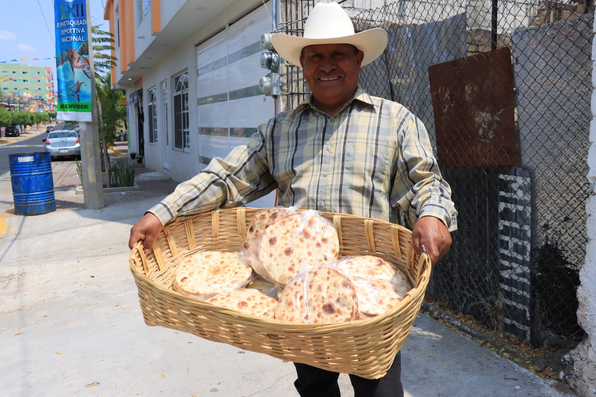 soyaquiles1's tweet photo. ¿Ya compraron buñuelos? Nuestros compañeros de Oaxaca están realizando su actividad económica vendiendo algunos. 🍽️🔥 https://t.co/u8q6rTKqFG
