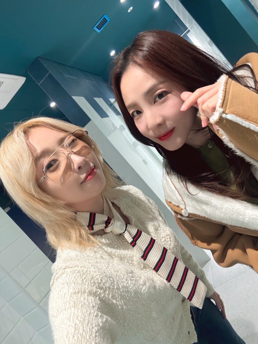 2NE1Chaerry's tweet photo. Dara &amp; Minzy went on a date to attend WOODZ concert together 😍

#2NE1 #Minzy #투애니원 #공민지 #Dara #SandaraPark #산다라박 #다라 https://t.co/DZSbF1IVni