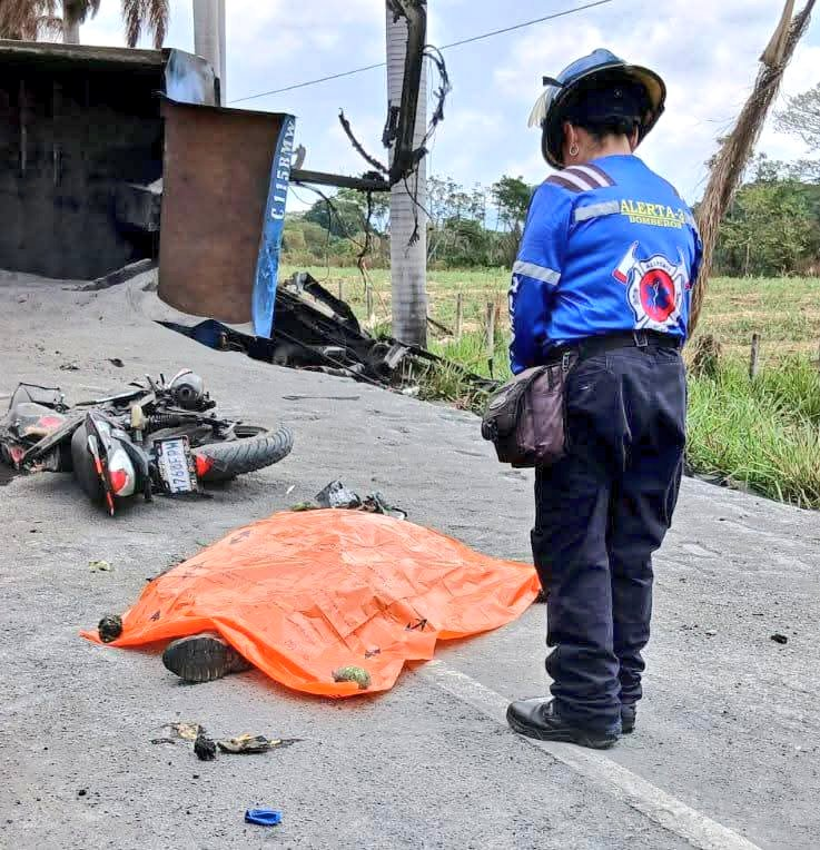 Caoz_ES's tweet photo. #Guatemala 🇬🇹 I Impactantes videos que circulan en redes sociales muestran el momento exacto de un siniestro vial ocurrido ayer en el kilómetro 54 de la autopista Palín–Escuintla, en Guatemala.

De acuerdo con los reportes preliminares, el conductor de un camión habría circulado a excesiva velocidad, perdió el control de la unidad e invadió el carril contrario, provocando un violento choque.

El percance dejó al menos cuatro personas fallecidas y varios lesionados, según información difundida por medios locales. Las autoridades continúan investigando las causas del accidente.