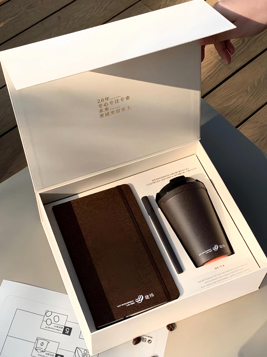 SurePacks's tweet image. Packaging as poetry. 📖 
Our book-shaped boxes tell your brand's story. Happy World Poetry Day!
🌐 Website: surepacks.com
📧 Email: info@surepacks.com
📞 WhatsApp / Tel: +86 13560357315
 #PoetryDay #BrandStory #customizedpackage #giftboxsolutions #oem #odm #b2b