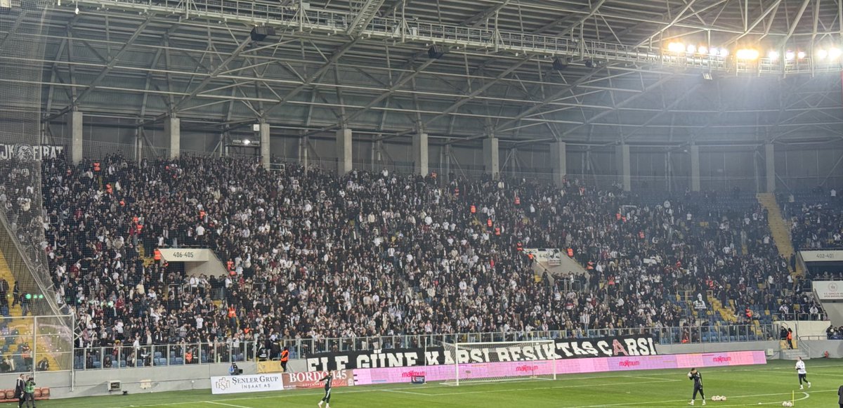 🔥 Ankara’da Beşiktaş için önemli bir maç. Gençlerbirliği yönetimi Beşiktaş’a jest yaparak kale arkası tribünü tahsis etti. Sezonun en kalabalık deplasman tribünü oldu.