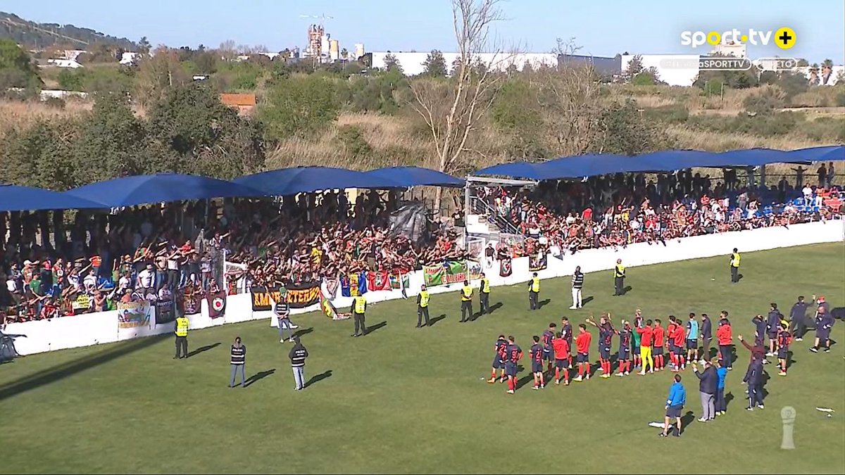 Que moldura humana impressionante do Club Sport Marítimo em Alverca frente ao Leiria - sim, a bancada visitante de um clube das ilhas, da segunda divisão, em Portugal continental.