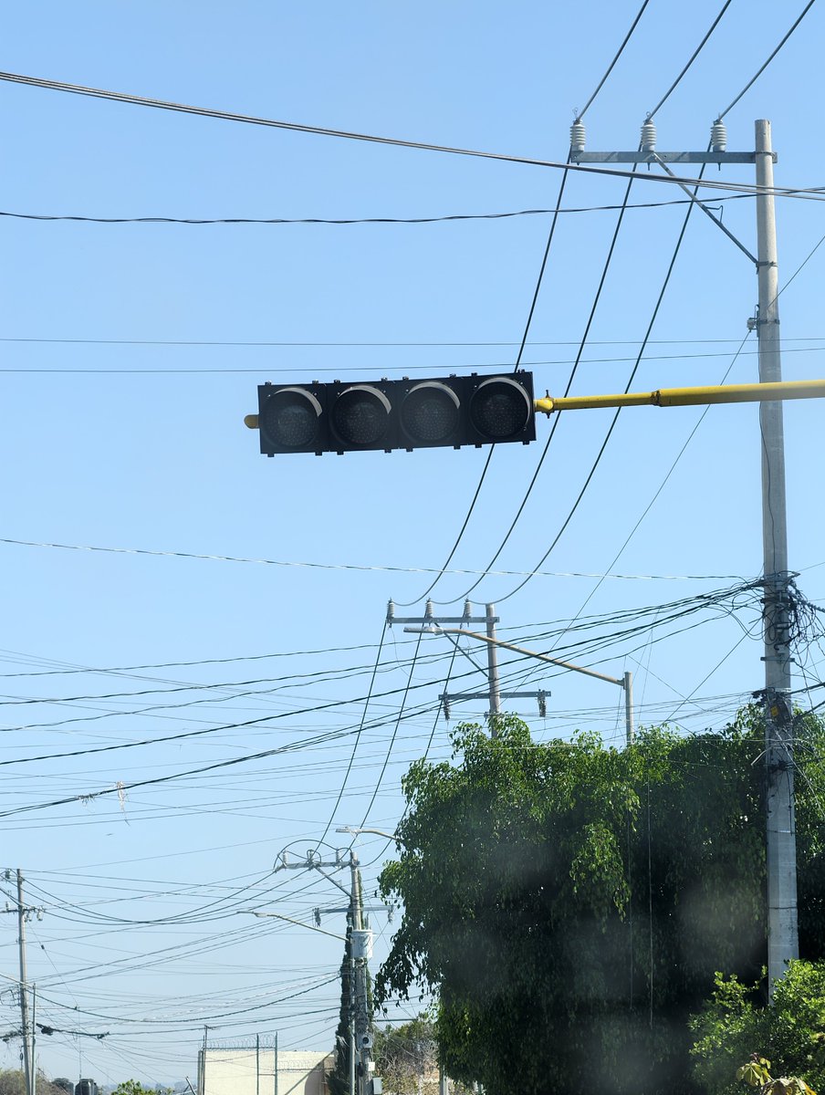 edgar__mf's tweet photo. @AgenciaAMIM Semaforos apagados en el cruce de Av. Joaquín Amaro y Hacienda la Calera https://t.co/nTz72IT2Eg