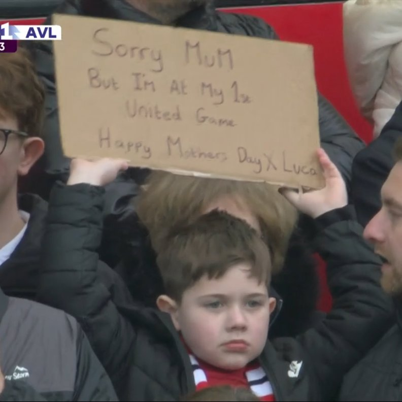 Mercado_Ingles's tweet photo. Este pequeño aficionado del Manchester United en el Día de la Madre:  

"Lo siento, mamá, pero estoy en mi primer partido del United. Feliz Día de la Madre. Besos, Lucas." https://t.co/PTWf02cFI4