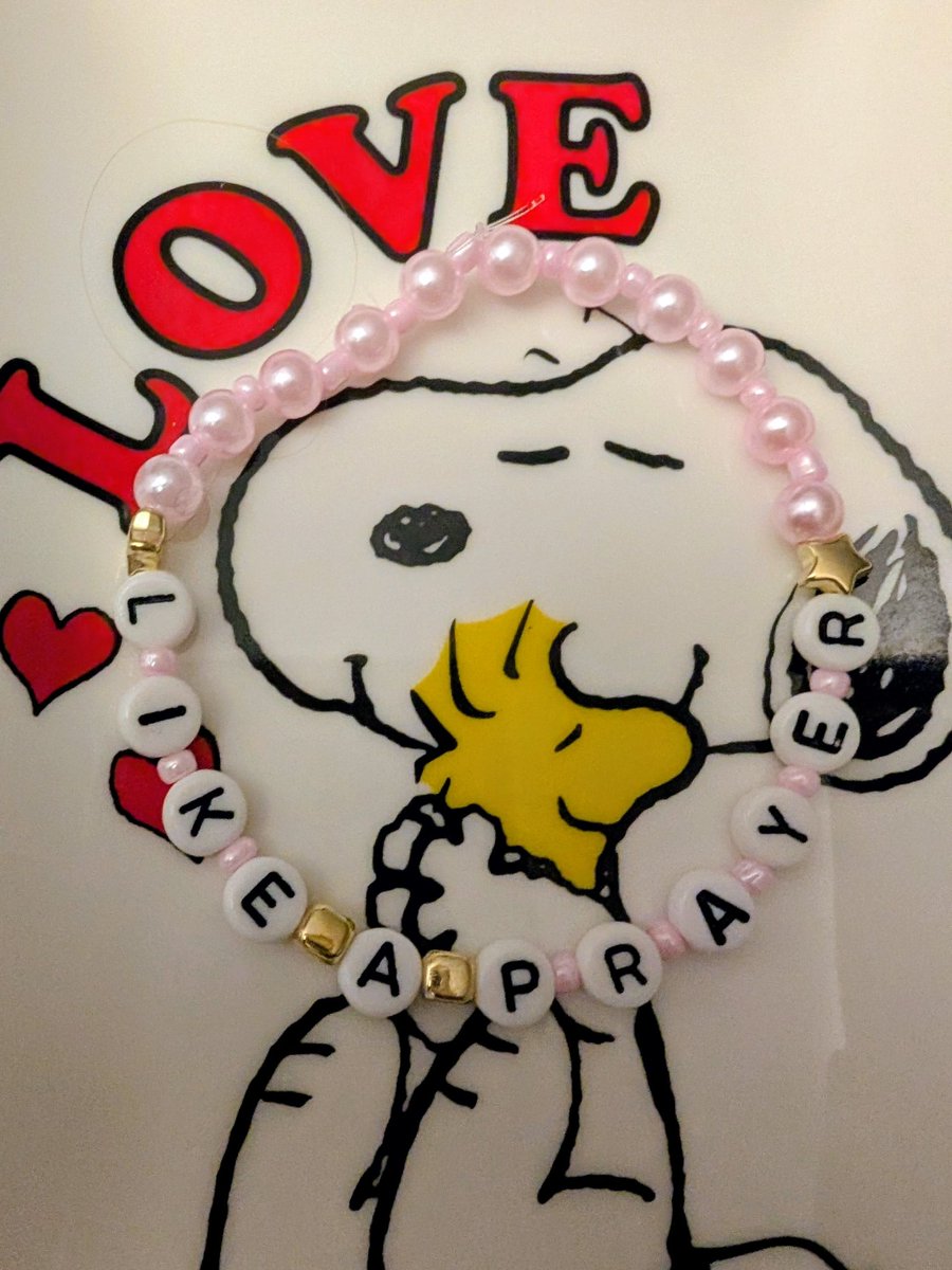 **Free/Worldwide**
Flash Giveaway because I'm bored 🫪
I'll make you a bracelet to your wrist size and whatever words you want.
Like or retweet.
Closes in 2 hours so 18:20GMT.
(Some examples below)