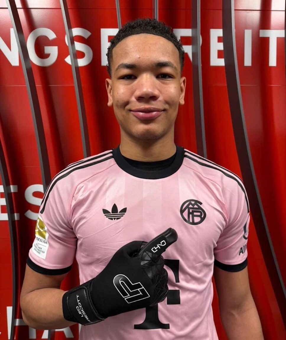 idextratime's tweet photo. 🚨 BREAKING : Kejadian anomali di Bayern, 4 kiper mereka sekaligus mengalami cedera . 😦

• Manuel Neuer : cedera otot betis
• Jonas Urbig : gegar otak
• Sven Ulreich : robekan otot adduktor
• Leon Klanac : cedera paha

Bayern kemungkinan akan menurunkan kiper U19, Leonard Prescott, di laga Liga Champions vs Atalanta tengah pekan ini.
