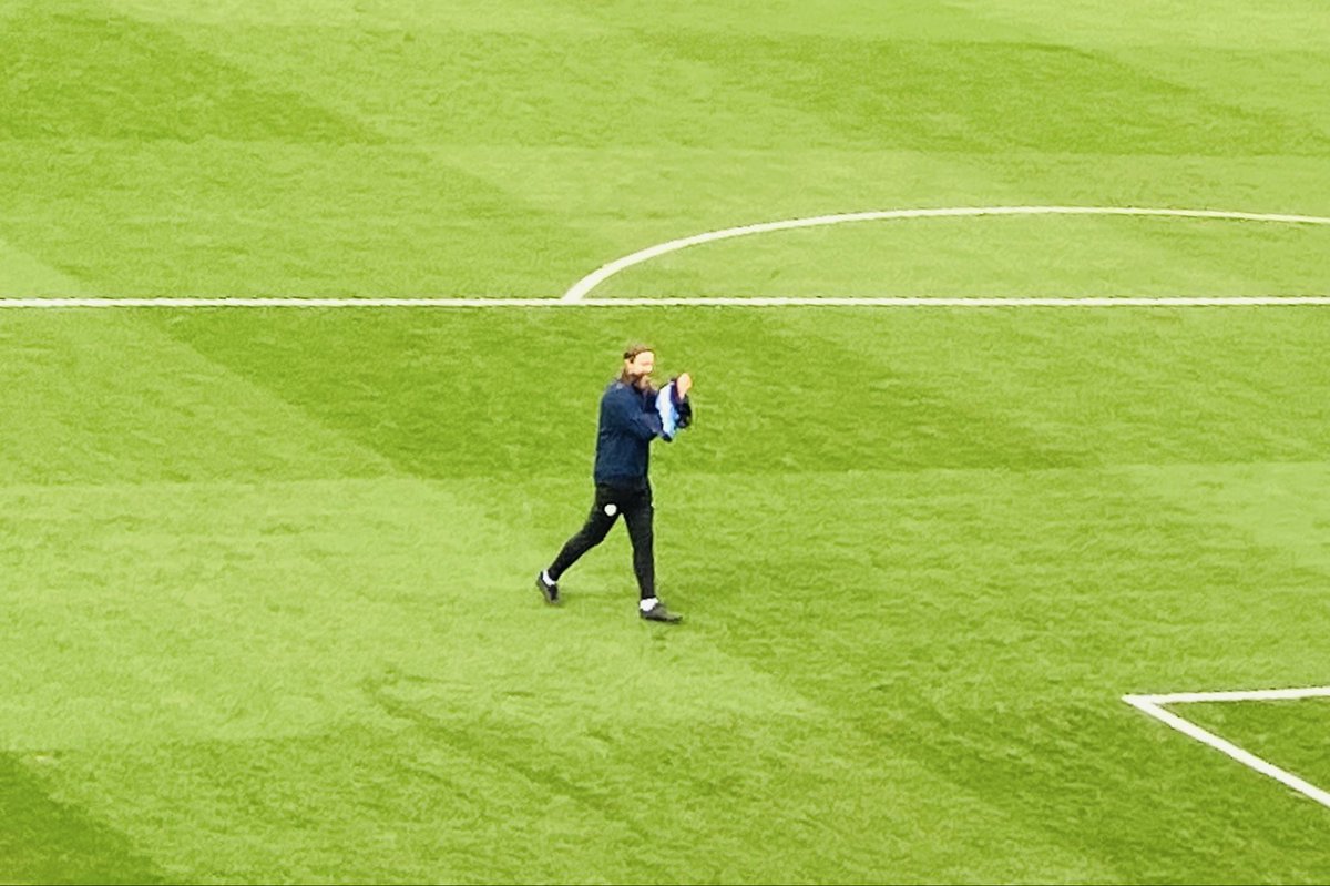 SrenPlovgaard's tweet photo. Bjørn Povlsen hyldet for sine 100 kampe i striwet. En reddi’ ka’l… #obdk #obfck https://t.co/Y3QaHJkLeU