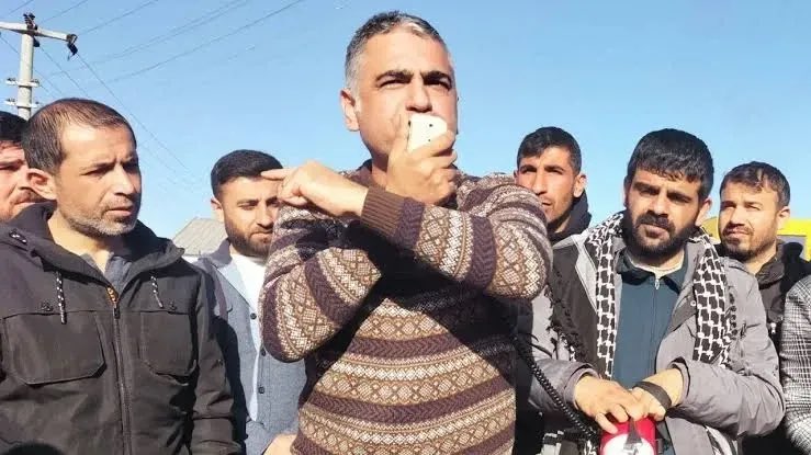 dip_org_tr's tweet photo. BİRTEK-SEN Genel Başkanı Mehmet Türkmen derhal serbest bırakılsın!

BİRTEK-SEN Genel Başkanı Mehmet Türkmen, Sırma Halı işçileri için yaptığı destek konuşması gerekçe gösterilerek “halkı kin ve düşmanlığa tahrik” suçlamasıyla evine baskın yapılarak gözaltına alındı.

Bu saldırı, işçi sınıfının sendikal örgütlenme ve mücadele hakkına dönük açık bir saldırıdır.

Patronların sömürüsü serbest, işçilerin hakkını savunmak mı suç?

Mehmet Türkmen yalnız değildir!