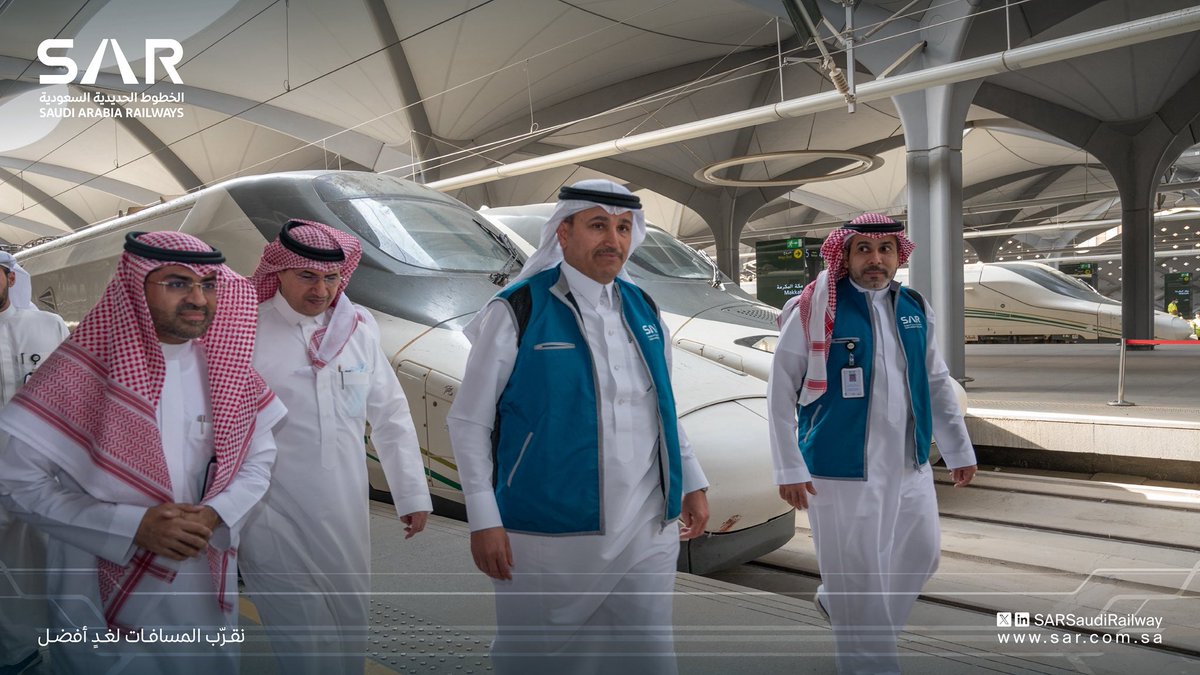 SARSaudiRailway's tweet photo. وقف معالي وزير النقل والخدمات اللوجستية، رئيس مجلس إدارة “سار” @SalehAlJasser على الحركة التشغيلية لقطار الحرمين السريع، خلال زيارته لمحطة القطار بمطار الملك عبدالعزيز الدولي ومحطة مكة المكرمة، مطّلعًا على مستوى الجاهزية والخدمات المقدمة لضيوف الرحمن، ومؤكدًا على أهمية رفع الكفاءة التشغيلية وتوفير أفضل الخدمات لتيسير تنقلاتهم خلال موسم رمضان المبارك.

نقرّب المسافات لغدٍ أفضل