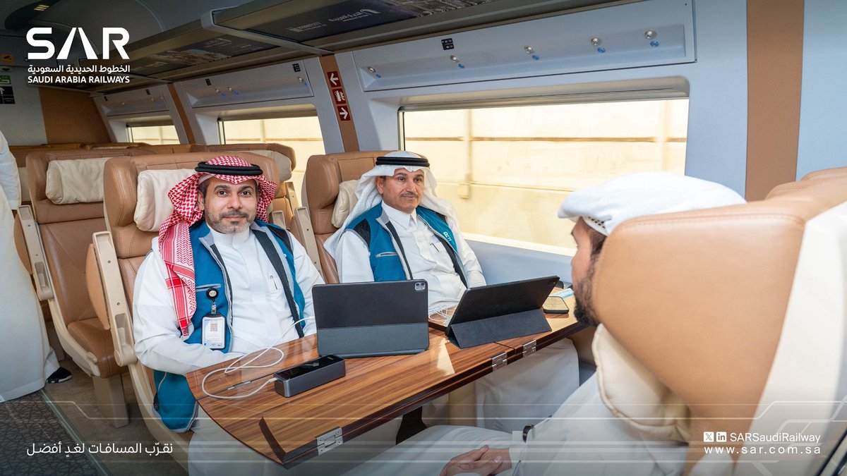 SARSaudiRailway's tweet photo. وقف معالي وزير النقل والخدمات اللوجستية، رئيس مجلس إدارة “سار” @SalehAlJasser على الحركة التشغيلية لقطار الحرمين السريع، خلال زيارته لمحطة القطار بمطار الملك عبدالعزيز الدولي ومحطة مكة المكرمة، مطّلعًا على مستوى الجاهزية والخدمات المقدمة لضيوف الرحمن، ومؤكدًا على أهمية رفع الكفاءة التشغيلية وتوفير أفضل الخدمات لتيسير تنقلاتهم خلال موسم رمضان المبارك.

نقرّب المسافات لغدٍ أفضل