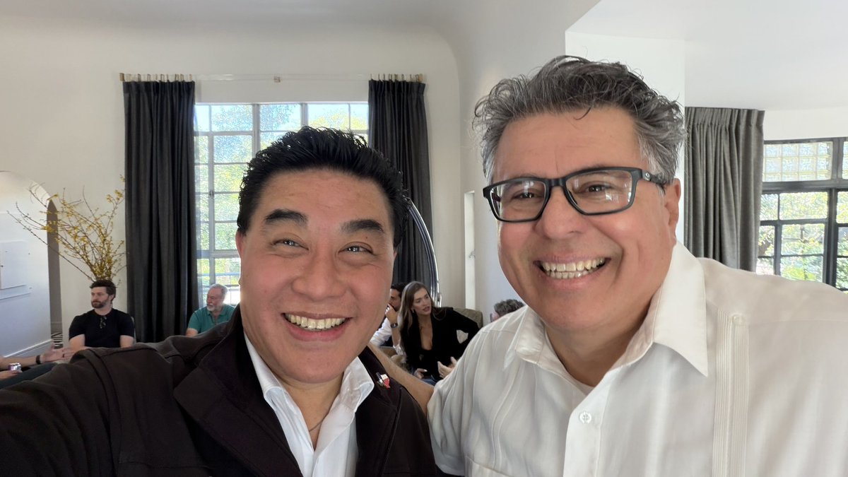 rwang0's tweet image. MyPoV: you never know whom you will meet @sxsw. Here with @rolandopablos talking RGV of course! #Sxsw