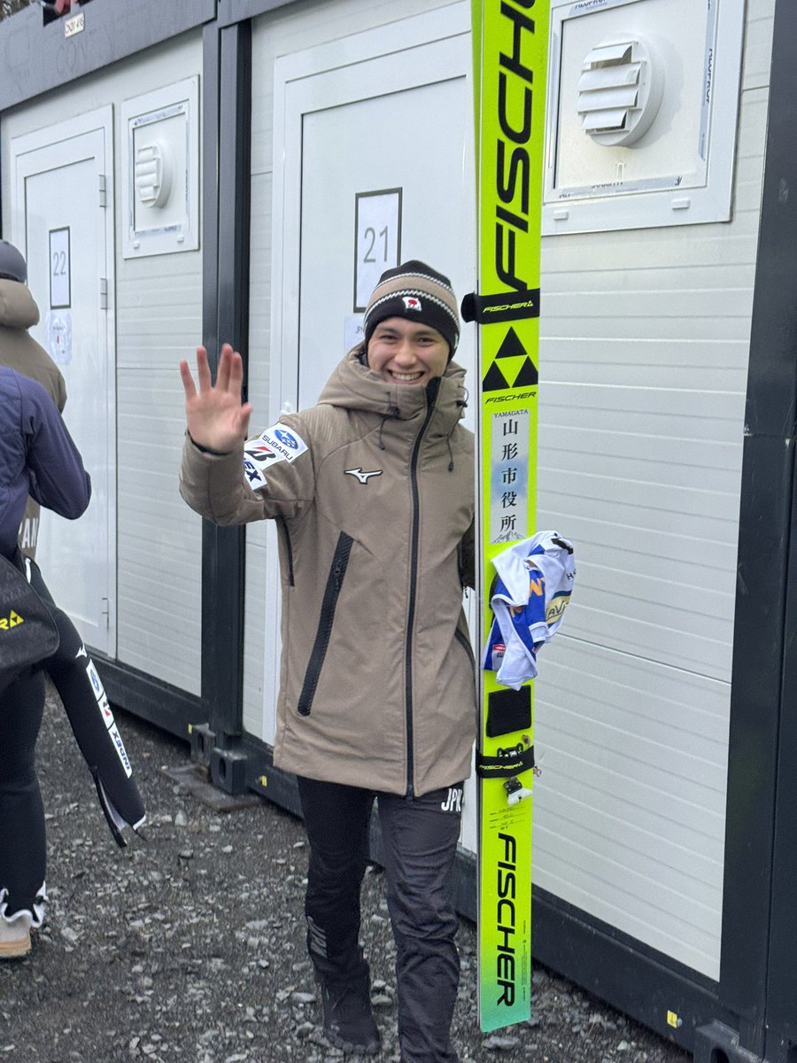 Antti Aalto dojadał wafla czy kanapkę, kiedy objąłem go i powiedziałem: gościu, jesteś na podium Pucharu Świata. Pobiegł z krzykiem.

W tym samym czasie szatnia Japonii prawie rozpadła się z radości na informację o triumfie Naito. 

Szalone sceny w Oslo. 

#skijumpingfamily