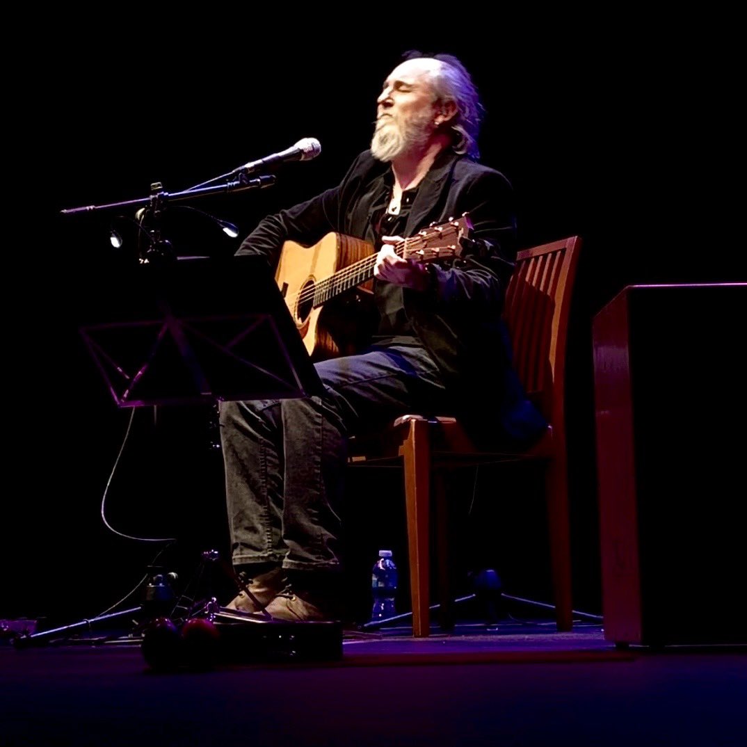 Gracias con todo mi amor a todos los que vinisteis a verme al Teatro Arbolé en Zaragoza y el día de antes a Can Ramon en Lleida. Yo poco o nada voy a contar, no sé cómo hacerlo. Quienes estuvisteis llenando prácticamente el teatro, tenéis la palabra