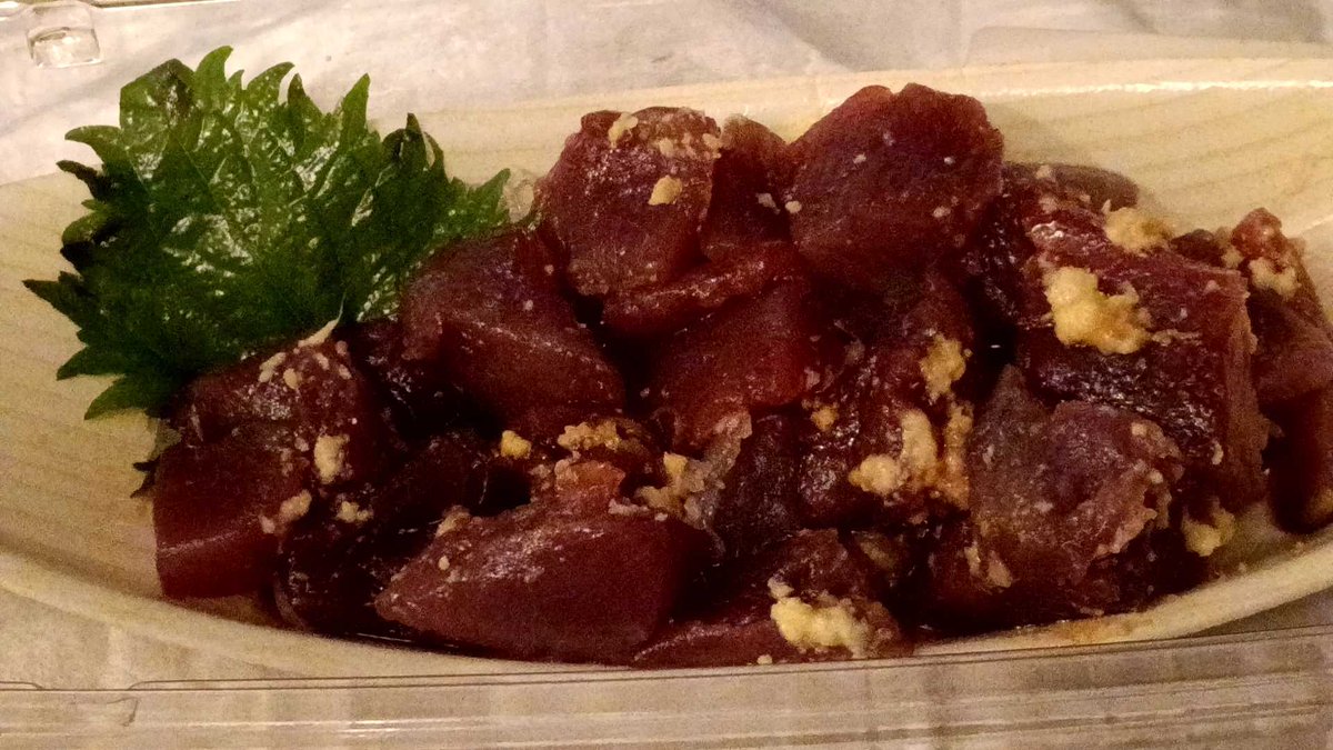 anllazy's tweet photo. 深夜に食うカツオの刺身
生姜醤油そんままぶっかけ https://t.co/qPmJcBxROY