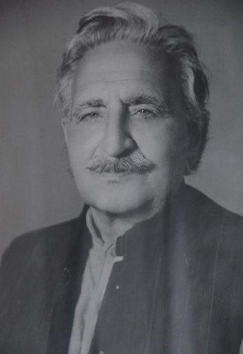 ShafiqaKhplwak's tweet photo. ۱/۲:

نن د لوی فلسفي شاعر غني خان تلین و. روح دې ښاد وي. په یوه نظم کې وايي: 

____

په رڼا باندې میین یم خو تیارو نه، نه یریږم
که پیښمان په ګناه نه یم، پرې خو نه غاوره کیږم
پرون تخم وم، نن ګل یم، سبا بیا به خاورې کیږم
زه د باد یوه چپه یم په صحرا په باغ تیریږم https://t.co/i9ChGAkAOF