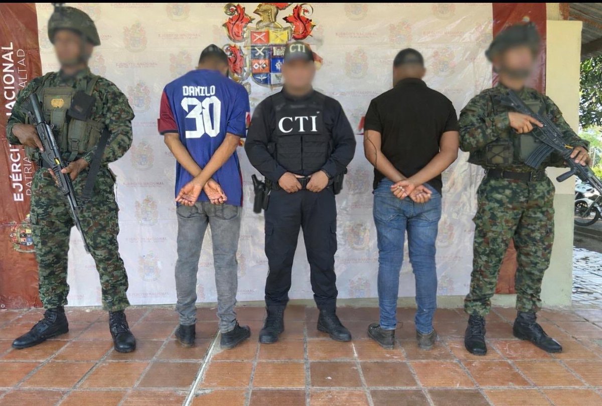 Ejercito_Div7's tweet image. En operaciones desplegadas en Sincelejo, #Sucre, soldados del Batallón de Infantería Liviana N.º 33 Junín, en articulación con el CTI de la @FiscaliaCol, capturaron mediante orden judicial a dos presuntos sicarios del grupo armado organizado Clan del Golfo, conocidos como alias