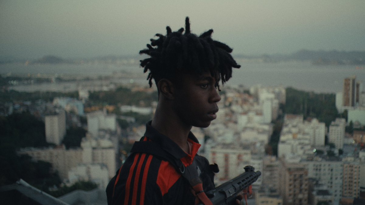 Nas sombras opressivas do Morro do Rato Baleado, Damião, um jovem estudante de direito, mergulha no submundo do tráfico para custear a faculdade online e o barraco onde dorme. De dia, trabalha no mercadinho ao lado de casa. À noite, vigia a favela. 

Durante uma ronda, avista