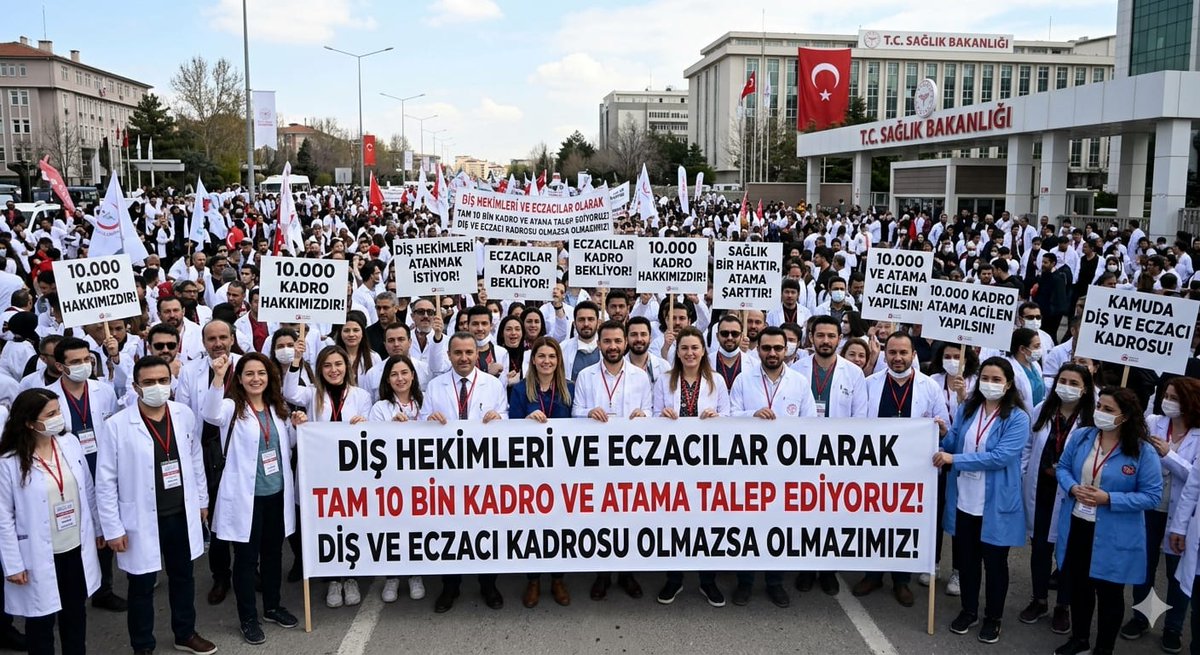 AhmetF4560's tweet photo. Geleceğimizin daha fazla güvensizlikle ve işsizlikle şekillenmemesi adına yüksek atama istiyoruz @suayipbirinci @erolozvar @YuksekogretimK @drmemisoglu @profokumus_ @RTErdogan
@dryasinerkoc @saglikbakanligi
@memetsimsek @eczirfan
@TDB_TDA @tebkurumsal
#DişEczya10BinKadro https://t.co/Y1mynh3JHn