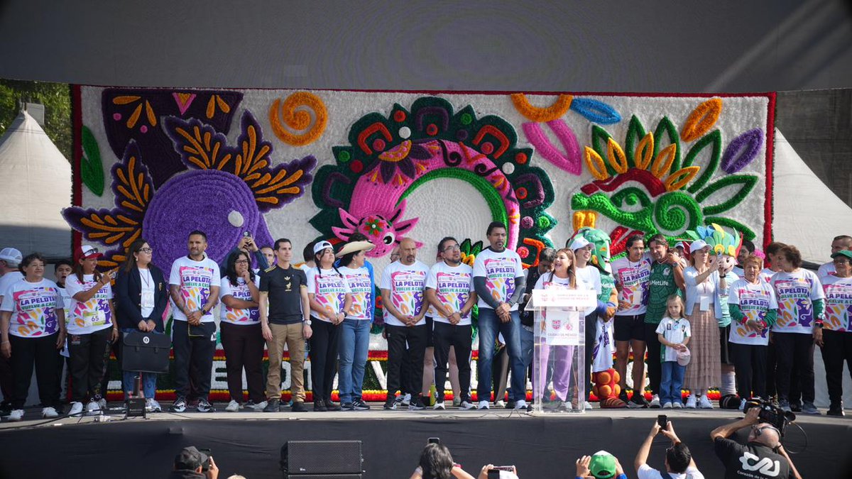 evelyn_parraA's tweet photo. ⚽️ Hoy el corazón de México late fuerte en el Zócalo.
Desde Venustiano Carranza participamos con entusiasmo en la clase masiva de fútbol, demostrando que el deporte une, fortalece y transforma comunidades.
#DeporteSomos #VCarranzaSomos #LaEnergíaQueTransforma https://t.co/CkXCD9vO5B
