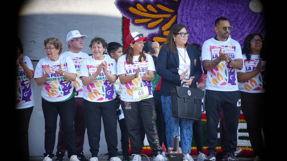 evelyn_parraA's tweet photo. ⚽️ Hoy el corazón de México late fuerte en el Zócalo.
Desde Venustiano Carranza participamos con entusiasmo en la clase masiva de fútbol, demostrando que el deporte une, fortalece y transforma comunidades.
#DeporteSomos #VCarranzaSomos #LaEnergíaQueTransforma https://t.co/CkXCD9vO5B