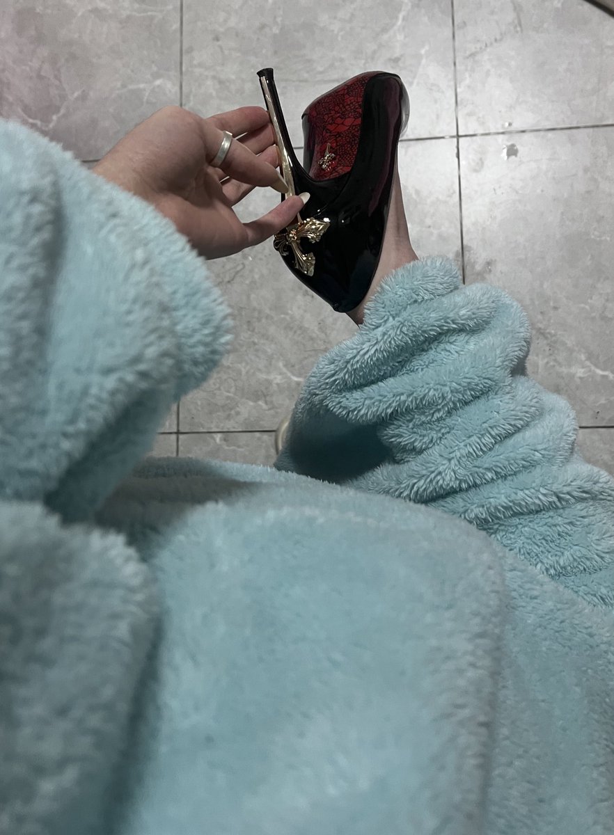 manyueels's tweet photo. #女s 谁的尊严掉地上了？我踩两脚再还你 https://t.co/J1Z4oRBd1j