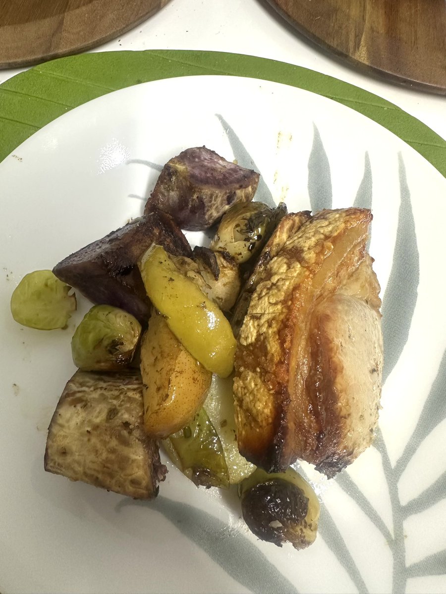 zennyelsie's tweet image. Dinner last night: pork loin roast paired with veggie, pear and apple roast #dinnerideas #homecooking  #homecookedmeal  #dinner