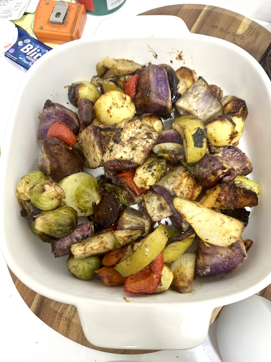 zennyelsie's tweet image. Dinner last night: pork loin roast paired with veggie, pear and apple roast #dinnerideas #homecooking  #homecookedmeal  #dinner