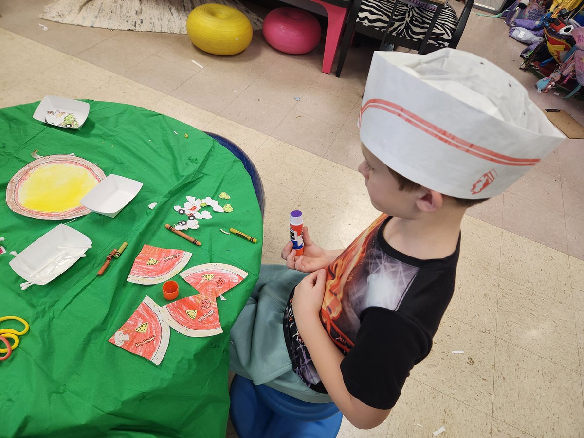 MrsMaynard1st's tweet photo. We were chefs on Friday as we made contractions with a-pasta-phes and fraction pizzas! @ChristianaES1 https://t.co/hFUj440QaK