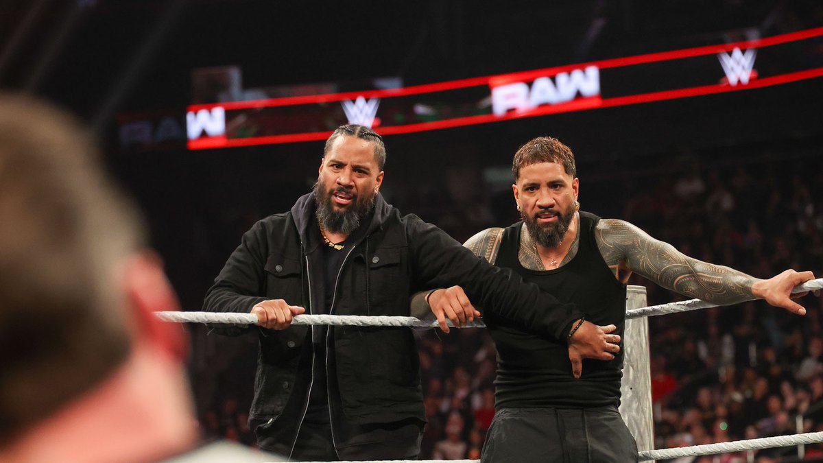 Get the crowd rockin’. Ꮺ NOT ½ @WWEUsos tweet media