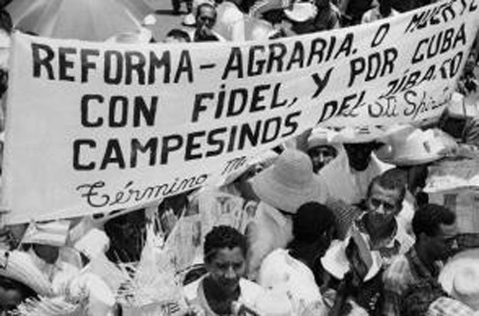 "La Ley de Reforma Agraria se convirtió en todo un símbolo de lo que ha sido la Revolución”, señaló con justicia #FidelCastro en el acto central por el aniversario 40 de la promulgación de dicha norma, el 17 de mayo de 1999, en la Sala Universal de las FAR, en La Habana.