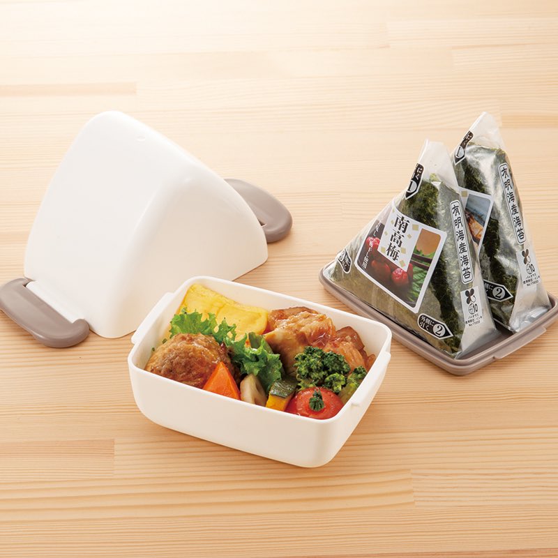 TOA1877creative's tweet photo. おはようございます🌞物価高止まらず、ランチはお弁当派は増えてるのでは🍙日本の国民食、おにぎりがスポッと入るランチボックス❗️再生素材使用でSDGsも意識した名入れ可能な商品なのでノベルティにもおすすめです。
#東亞　#ノベルティ　#企業公式相互フォロー　@netsea_jp  #弁当箱 https://t.co/B0mNFdaIHj