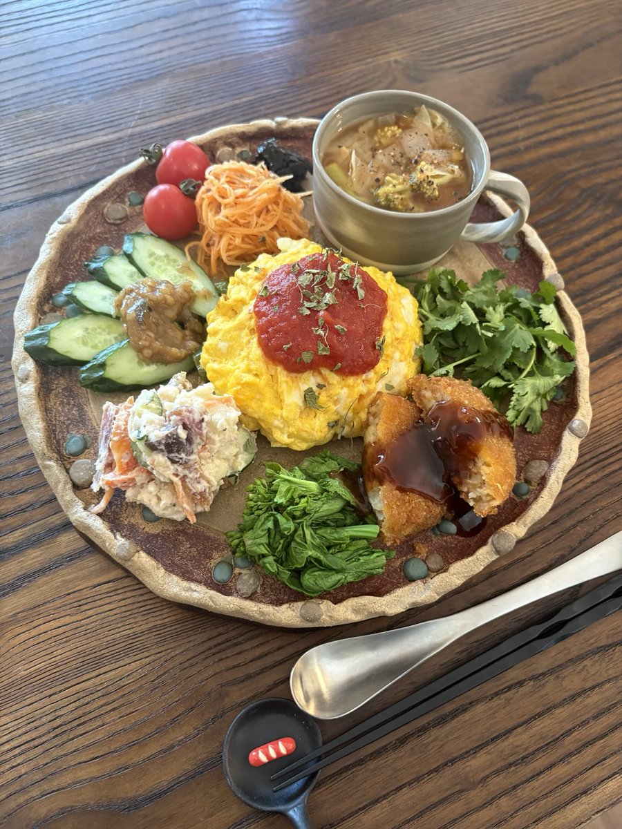 okapi_steelpan's tweet photo. おはようございます。
オムライス定食🥚
オムライスはたまごに炭酸水いれてふわふわにし、おいしいケチャップをのせるとしあわせ♡
今日も楽しくがんばるぞ。
♪ https://t.co/QfXqXvOKJj